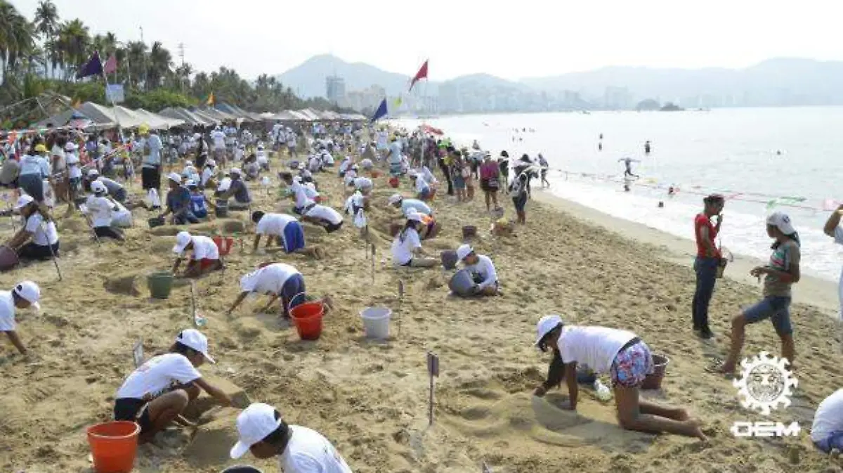 Acapulco - realizan esculturas en la arena de playa de Acapulco